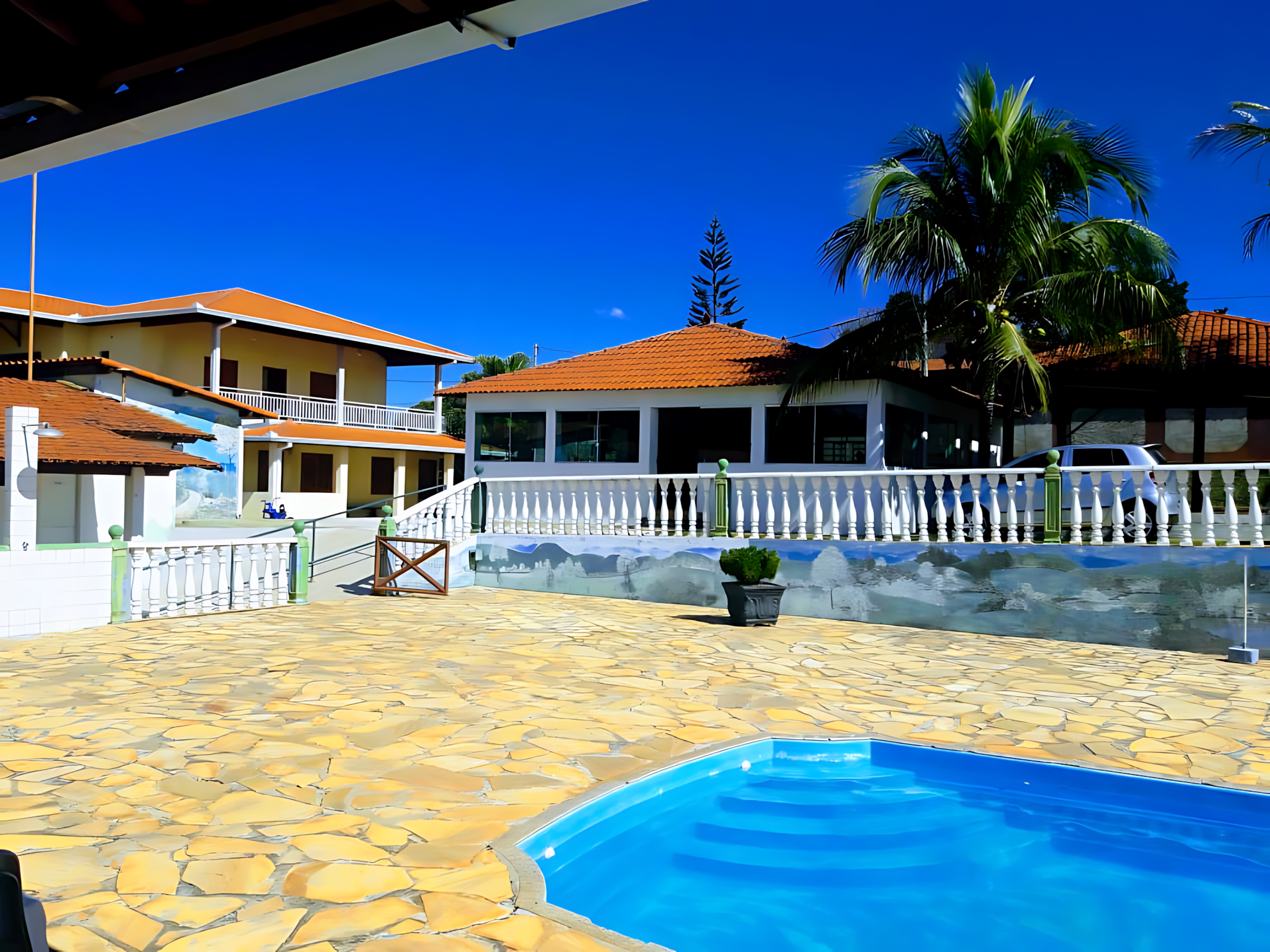 Área da Piscina e Refeitório